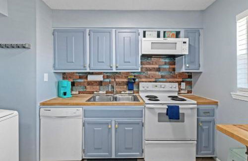 2BR Retreat with Pool, Near Beach and The Hangout - Photo 7