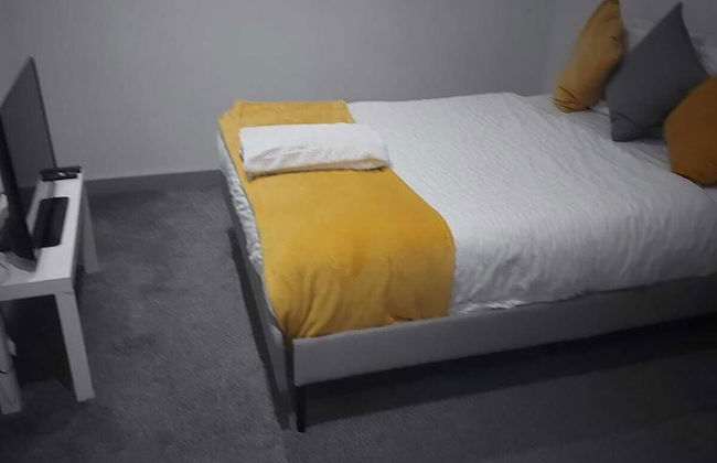 AWESOME 1 Bedroom Flat in Doncaster 2 - Photo 3