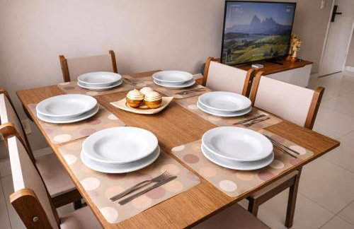 Apartamento Espaçoso e Completo com 3 Quartos - 2 Banheiros - Até 6 Pessoas - Check-in Automático 24h - Garagem Coberta - Foto 1