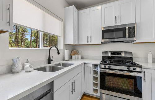 Elegant New Construction Bungalow with Scenic Forest Views - Photo 6