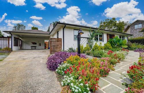 Poolside Bungalow with Fire Pit Fun and King Suite - Foto 32