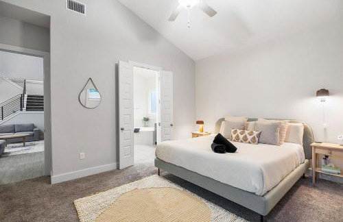 Luxe Modern 4B House with Office 20 min to DT - Foto 33