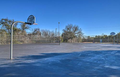 Steps to Lake! Charming Cabin Pool Access and Decks - Foto 42
