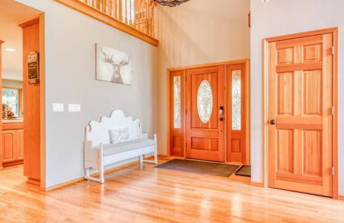 Iron Mountain - Spacious Secluded Lodge with Hot Tub & Game Room - Photo 9