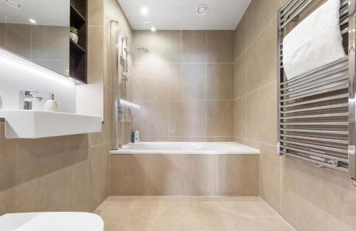 2 BR Flat By Regal Realms Short Lets & Serviced Accommodation London With City View - Foto 11