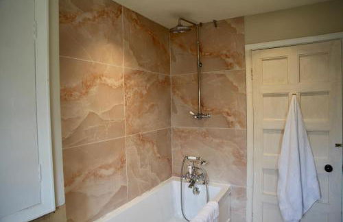 Spacious Cotswold Home for Groups, Country Escape - Photo 21