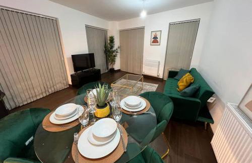 Dartford Lux Stay 1 bedroom apartment- free parking next to station - Photo 1