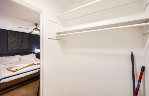 Your Cozy King Suite Getaway - Sleeps 4 - Pool, Prkg - Foto 18