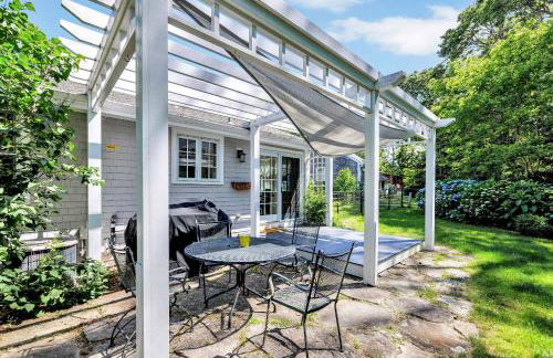 1 Story Family Home Half Mile to Beach with Patio , Grill, Office with Twin Beds, Peaceful Wooded Setting, Spacious Driveway, Garden Views, Walk to Shore, Perfect Cape Cod Getaway for Families - Foto 2