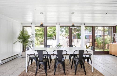 5BR 2BA Fun Family Home Sleeps 12 Pinball TVs 15m DT - Foto 2