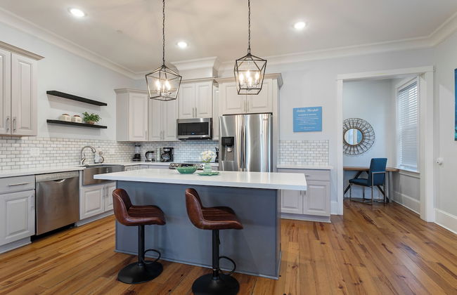 Spacious 5BR Urban Retreat with Balcony & Pool - Foto 48