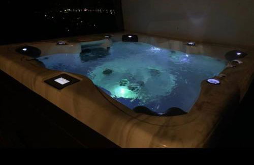 Large Log Cabin Chalet w/ Hot Tub - Horses & Lake! - Foto 19