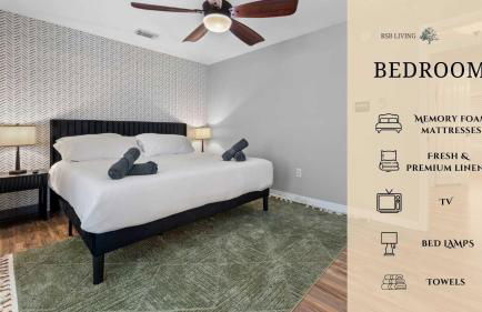 Luxurious Home with Huge Pool - Photo 7