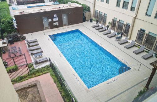 Stunning Downtown Apartment with Pool, Laundry, Parking - Foto 18