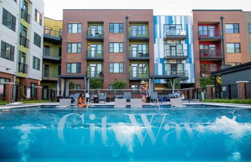 2BR Balcony Suite Gym & Pool Downtown at CityWay - Foto 7