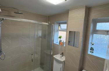 Modern & Spacious 3BR House Bracknell - Berkshire - Photo 70