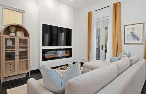 City Lights and Rooftop Nights by Rather Be Properties - Foto 13