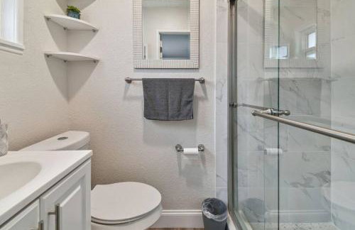 Family Friendly Beach Escape - Modern Retreat near Beaches - Sleeps 6 - Fast WiFi - Foto 33