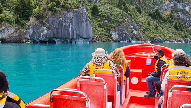 Navegando junto a las cavernas de mármol