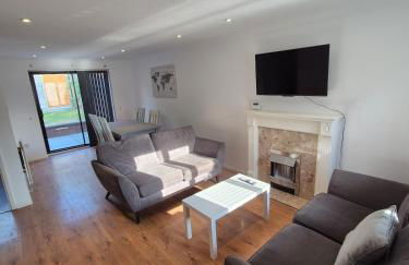 Bright & Cozy 3 Bed House with Parking - Photo 1