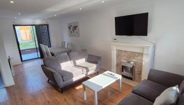 Bright & Cozy 3 Bed House with Parking - Foto 1