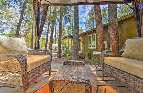 Near Hiking Trails Woodsy Pine Cabin with Fire Pit - Foto 22