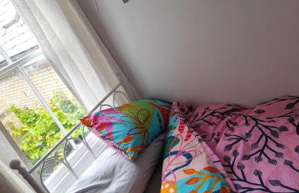 Lovely artist's home ecently refurbished - Photo 4