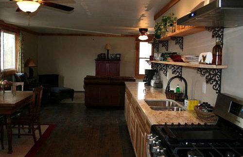 Secluded Cabin with River and Mountain Views near Columbus, Montana - Foto 10