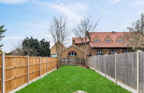 Two Bed Flat in Bush Hill Park - Photo 23