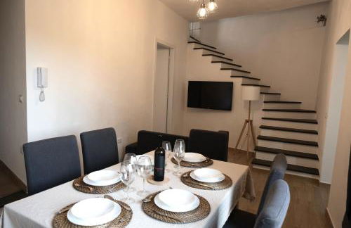 GuestHost - Comfy Two-Levels Apartment with Terrace! - Foto 11