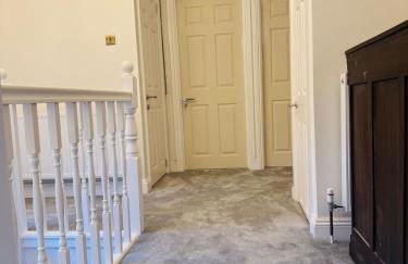 Modern 4BR House with Parking, 8 Mins to Gatwick Airport - Foto 47