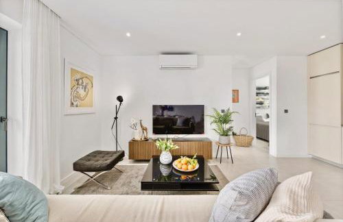 2-Bedroom Beachside Apartment with Pool & Parking - Foto 12