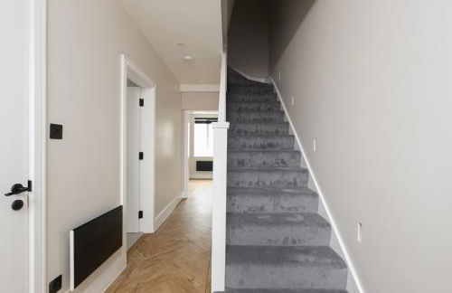 Skyvillion - COZY LARGE 4 & 1 Bed Apartments in London Enfield, Mins to Tube Station, Free Wi-Fi - Foto 44