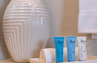 Top floor condo with view of lake, pool and fireworks! Next to Convention Center! - Foto 48