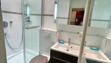 Pretty family nest in front of snow - Photo 5