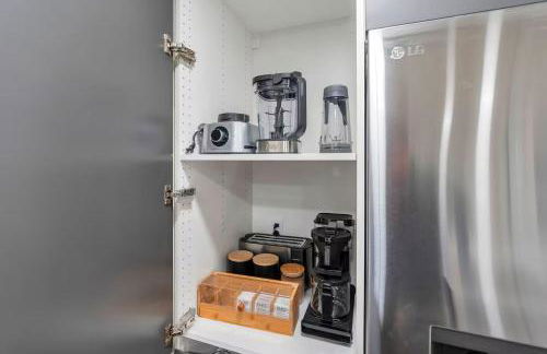 Modern LuxeDen with Private Hot Tub and Fenced Yard - Foto 29