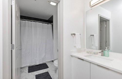 The Tar Heel - Stylish 4BR with City Views - Free Parking - Gym - Foto 14