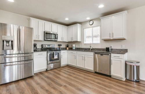 Modern Home with Private Yard and Patio in Little Elm! - Foto 7