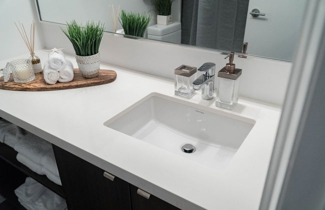 QuickStay Yorkville Condo - Yonge & Bloor - Photo 24