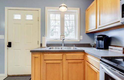 Walk to Eastern Point Beach Apt with Water View! - Foto 13