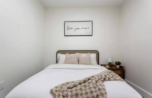 Stylish Lakehouse with Black-and-White Modern Design near Lake Hartwell, Clemson SC - Foto 32