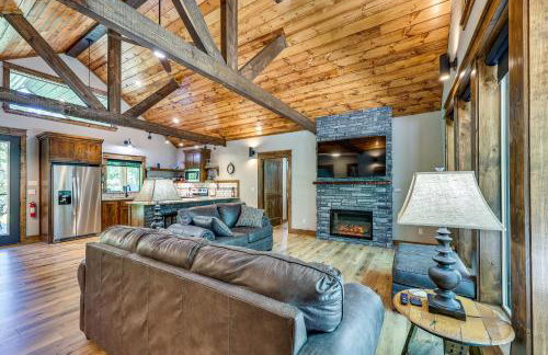 Big Cedar Vacation Rental with Deck and Hot Tub! - Foto 1