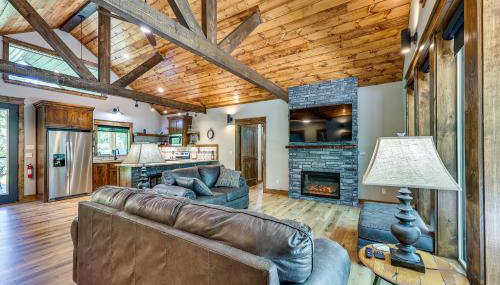 Big Cedar Vacation Rental with Deck and Hot Tub! - Foto 1