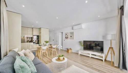 Bright Modern Beachside Apartment with Pool & Seaview - Foto 5