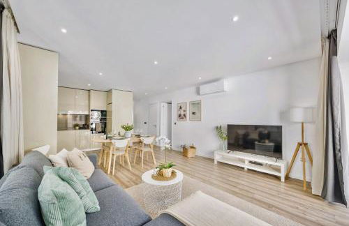 Bright Modern Beachside Apartment with Pool & Seaview - Foto 5