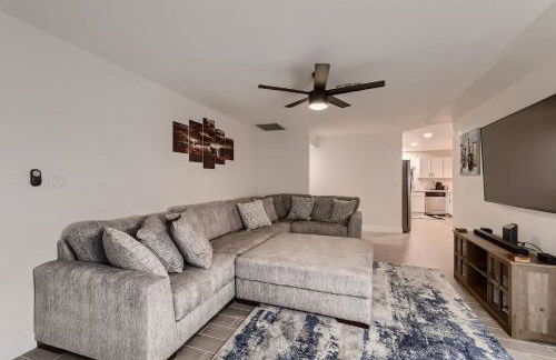 Peaceful Family Friendly 4 Bedroom Home with pool - Photo 4