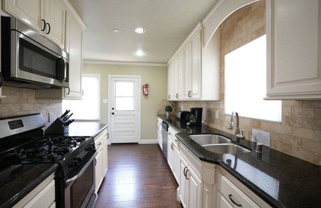 Classy 4 Bedroom 3 Bath Pool Home 3/4 Mile Walk To Disney - Foto 26