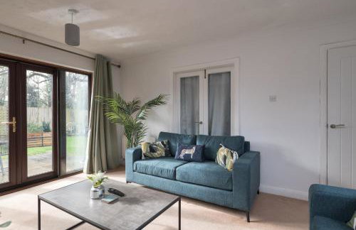 Large 5BR Home - Ideal for Contractors - Parking Available - Photo 6