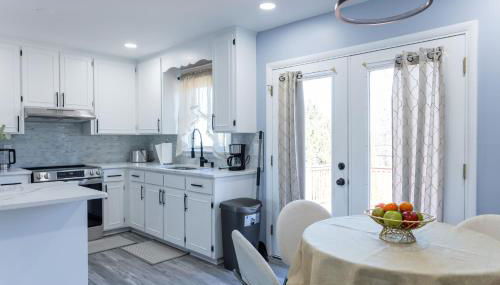 Charming 3BR Home With a Deck and Yard - Foto 3