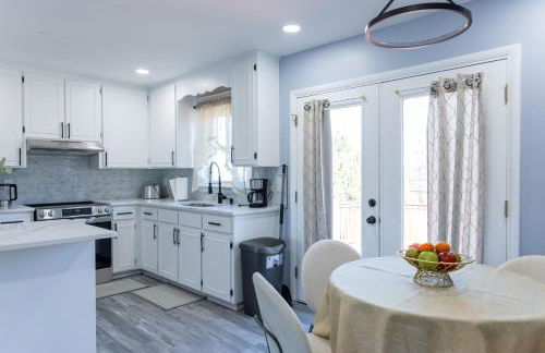 Charming 3BR Home With a Deck and Yard - Photo 3